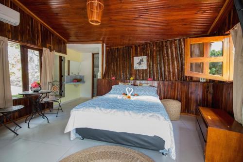 Conforto Terraço Madeira Casal - Pousada Villa Caju